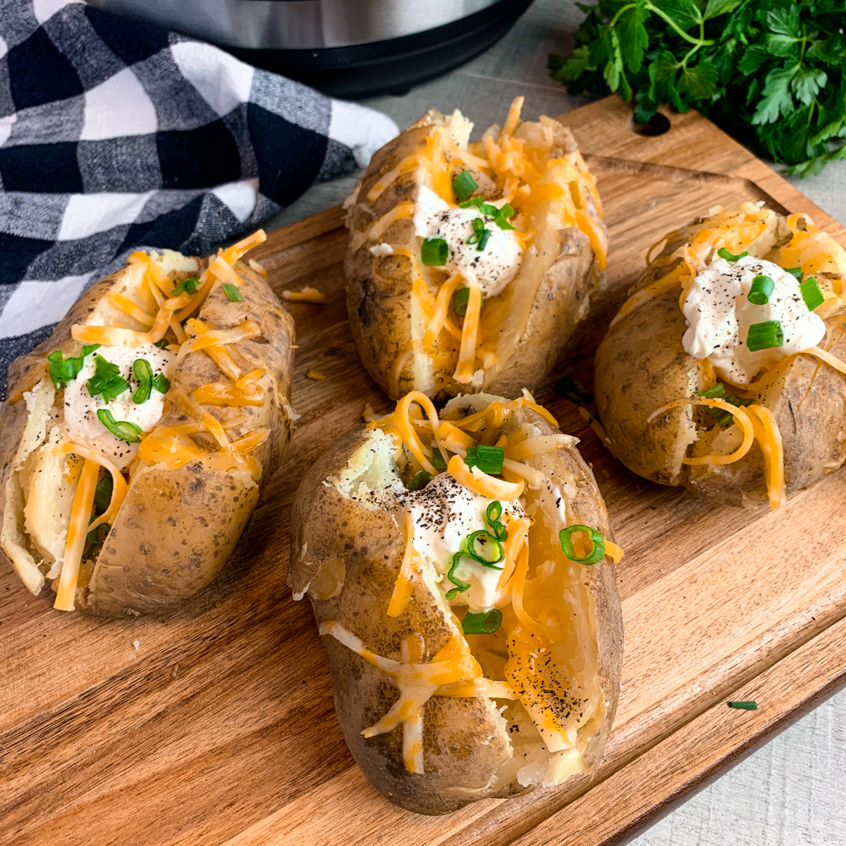 Modmealmakeover's tweet image. Instant Pot Baked Potatoes are the fastest and easiest way to make baked potatoes. They come out so tender and fluffy every time. You are going to love how easy Instant Pot potatoes are to make.
Recipe: modernmealmakeover.com/instant-pot-ba…  #RecipeOfTheDay