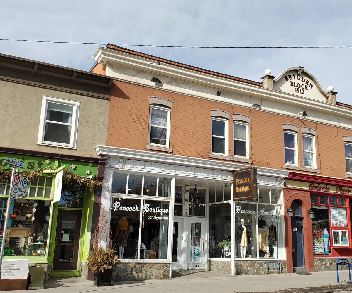 versusliving's tweet photo. Start your spring cleaning, beginning with your closet. Then take it in to consign at Peacock Boutique, just down the street from VERSUS.
#springcleaning #shoplocalyyc #yycconsignment #yycstyle #yycnow #yycliving #yyclife #oneproperties #VERSUSLiving https://t.co/GGIeEvXHvs
