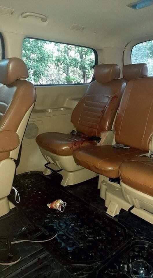 Myanmar_Now_Eng's tweet photo. A female staff of South Korea's Shinhan Bank was shot in head this afternoon in Yangon by junta’s armed forces while traveling in a car, said a source close to the bank. “It was only one shot but it hit her,” the source said. She is receiving treatment. #WhatsHappeningInMyanmar https://t.co/9j939OuOD6