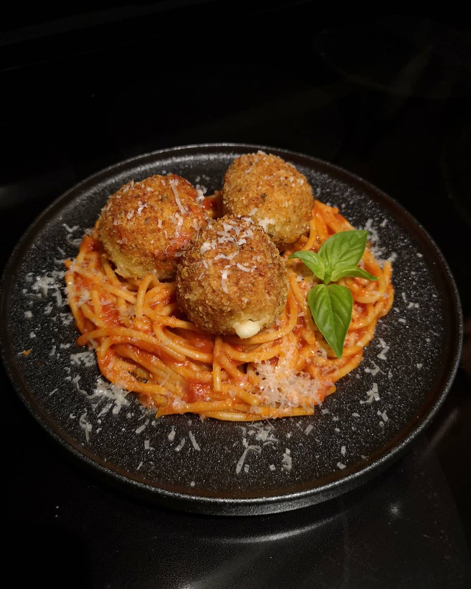 wineawarded's tweet photo. On top of spaghetti all cover with cheese 🧀 Instead of meatballs, I deep fried bocconcini, paired with this beautiful #chianticlassico💚🤍❤️ #ExtraordinaryItalianTaste #TrueItalianTaste #iffoodcouldtalk 
#istine #spaghetti #bocconcini  #italianwine #italianfood #winebythebottle https://t.co/Cyz6vYA3ix