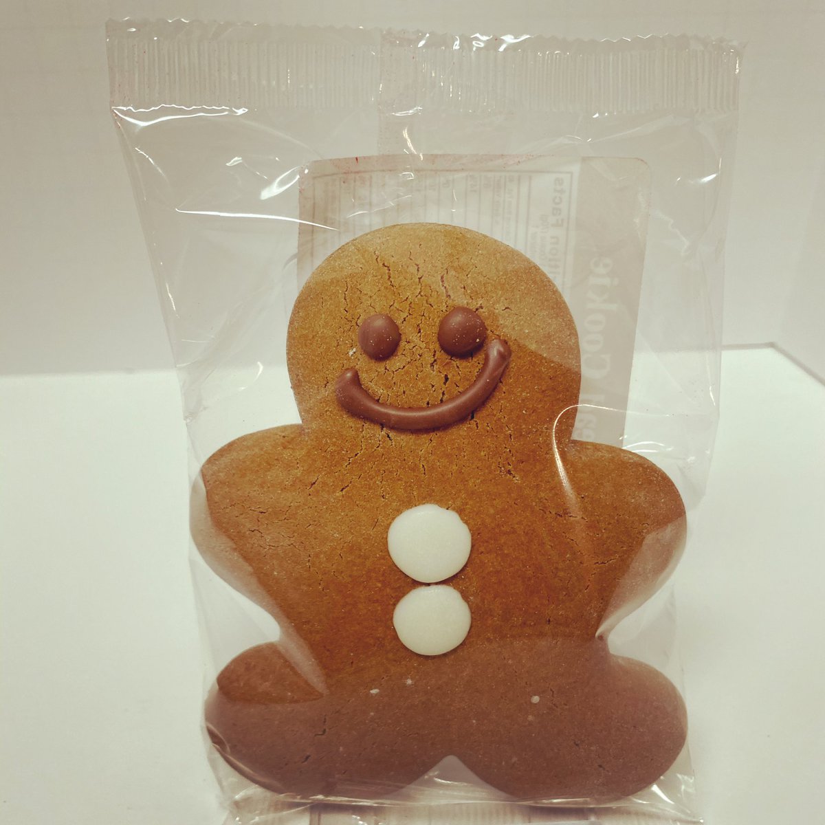 MissDis_Blog's tweet photo. ❗️New Review❗️check out our thoughts on this cute cookie! This is from the Grand Gingerbread Box from Main Street Treat Co. link in bio! #disney #snacks #cookie #yummy https://t.co/mOCkYWf1S0