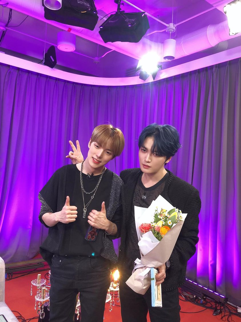 تويتر Jjのかすみ草 على تويتر 母娘でジェジュンとミニョク君 のファンの方とお電話繋いで 母の歳聞いた後 顔色一つ変えないで ヌナ 呼びするとこと ミニョク君に字が可愛いと言われて これまた顔色変えず ヌナがたくさんいるから って言うジェジュンが