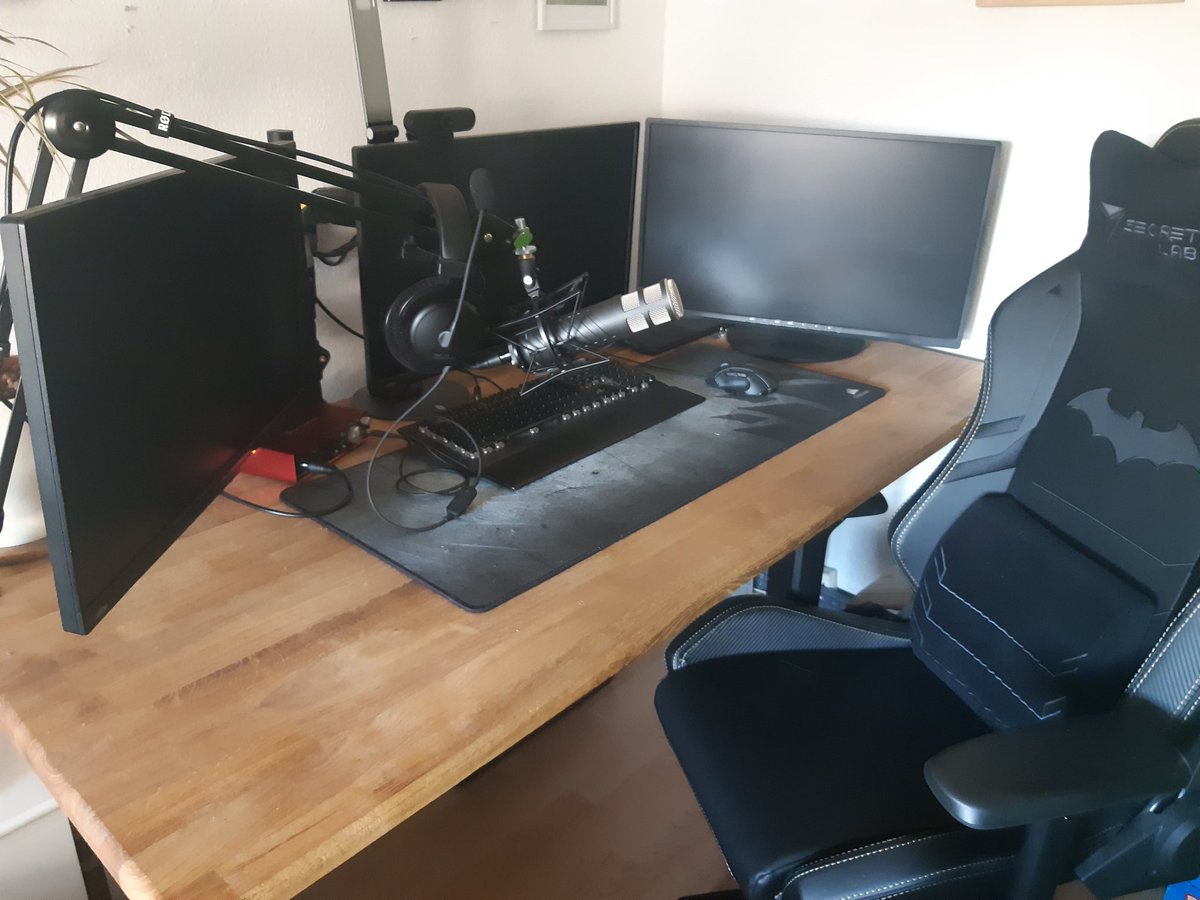 LostMcFly_'s tweet photo. In den nächsten Streams, wird  in ein richitges Mikro gesprochen! Ich bin gespannt wie das so sein wird. Richtiges Moderator #feeling :D
#røde #rodeprocaster #streaming #setup #pcsetup #twitch #twitchtv #twitchstreamers #live #moderator #twitchde #streamer #stream #twitchgermany https://t.co/wMMWbfFUzi