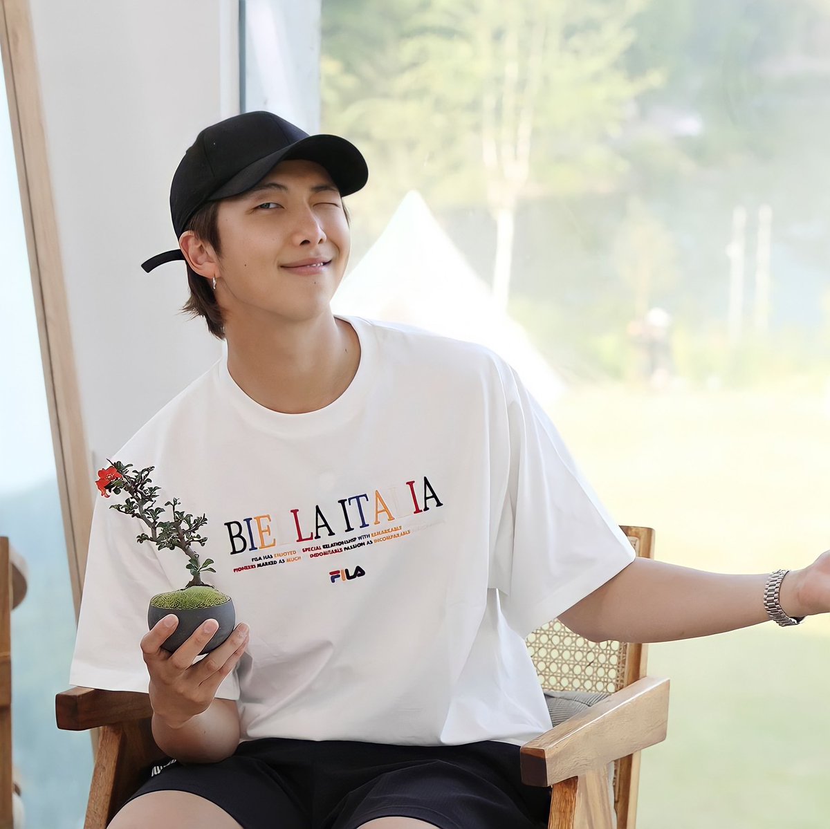 보셨나요????? 방탄소년단 RM의 아기매화를 따릉이에 태웠어요! 남주니와 달리는 아름다운 풍경을 아기매화에게도 보여주고 싶은 계정주의 마음이 보이시나요 흑흑🥲
왕사랑해 남쥬나