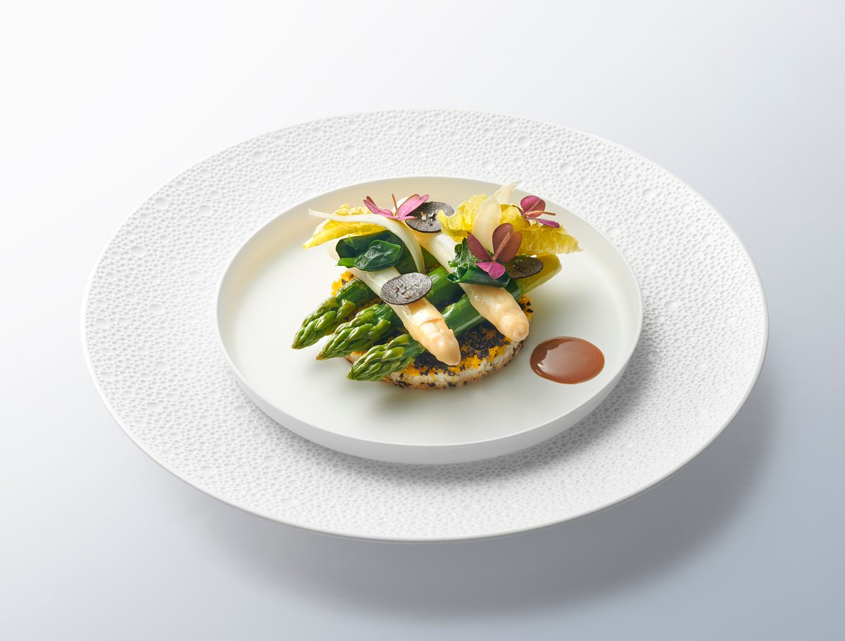 Spring flavours are back in our Easter menu! 
Order now : bit.ly/3m9GLDG #thepeninsulaparis
