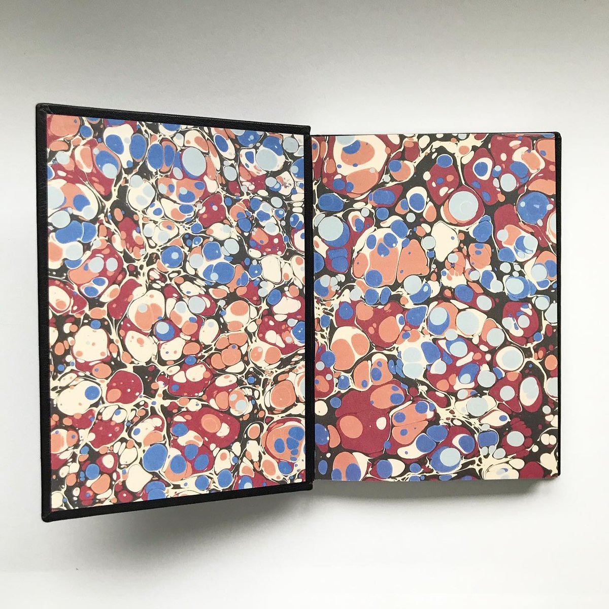 bailemorbooks's tweet photo. A peek inside this recently finished full leather binding of Formulas for Bookbinders. Flyleaf / doublure paper by @jemmalewismarbling.  #finebinding #leatherbound #bookcollecting #booklover #doublures #marbledpaper #handbookbinding #bibliophile #endleafpaper https://t.co/3HDXO20TxL