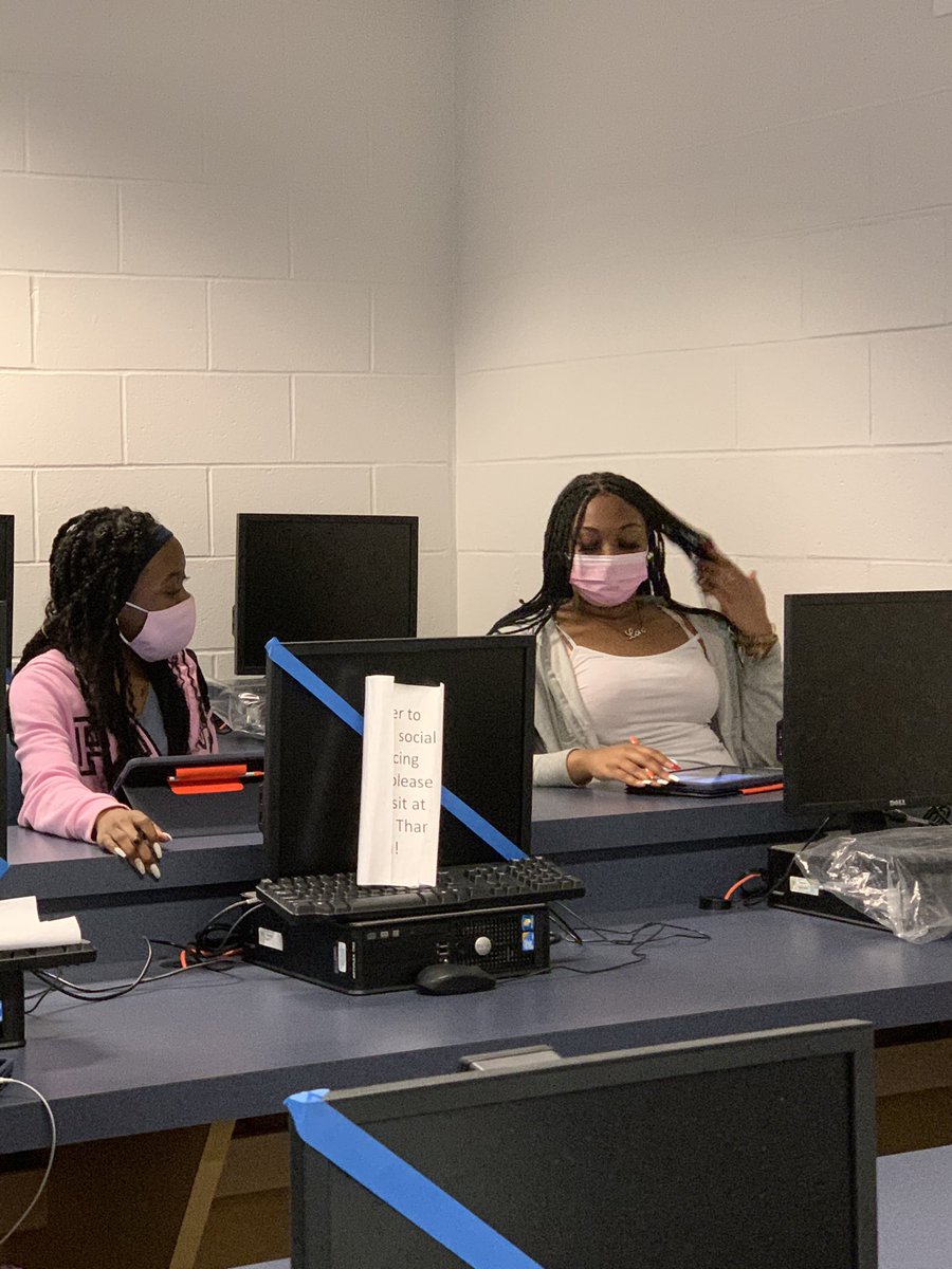 Karateaches04's tweet photo. Super excited when students help each other to grasp new concepts in IAP! #onelovemathlove @jenifer_rayne @BPthe_VP @kmohammadioun #alwaysreppin https://t.co/qWmNct4LzI