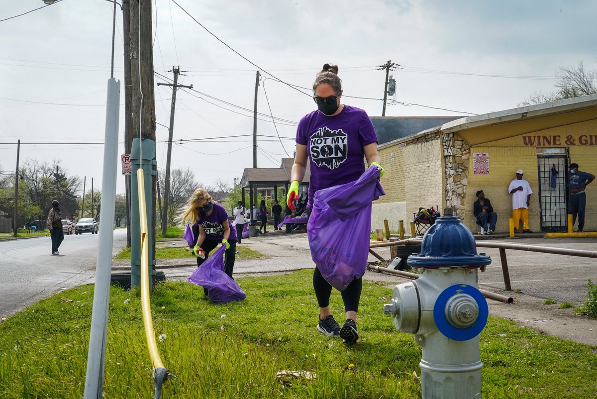 TramonicaBrown's tweet photo. My nonprofit‘s South Dallas Clean Up Project is a glimpse at the passion I have for environmental equity for the residents of D7.  I’ll repeat myself for elected officials that allow big business to pollute my community: People over profit.

Photography by: @bearnamedminus https://t.co/wBPsC4PDy4