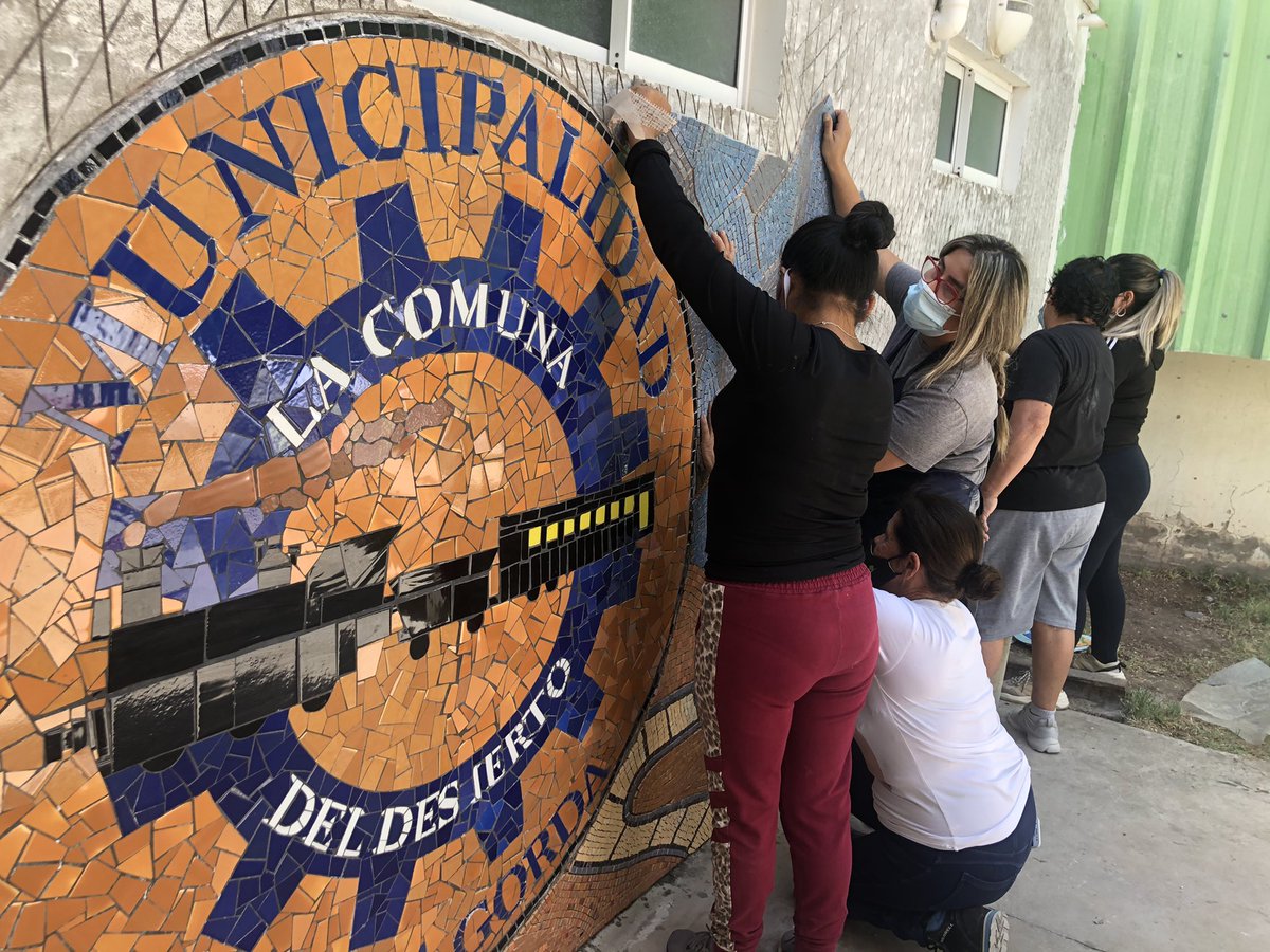 MuniSierraGorda's tweet photo. 🚩Agenda Municipal 
Visitamos a las vecinas del taller Mosaico del programa #conmanosdemujer de Dideco, quienes construyen un significativo mural en el edificio multiproposito de #SierraGorda. Las felicitamos por su compromiso y talento. https://t.co/kSr9y2TH0P