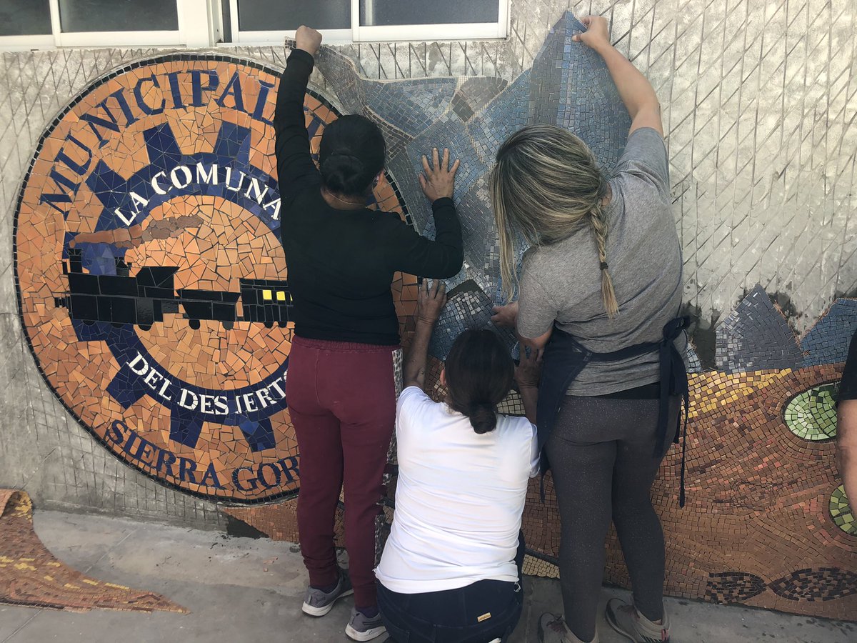 MuniSierraGorda's tweet photo. 🚩Agenda Municipal 
Visitamos a las vecinas del taller Mosaico del programa #conmanosdemujer de Dideco, quienes construyen un significativo mural en el edificio multiproposito de #SierraGorda. Las felicitamos por su compromiso y talento. https://t.co/kSr9y2TH0P