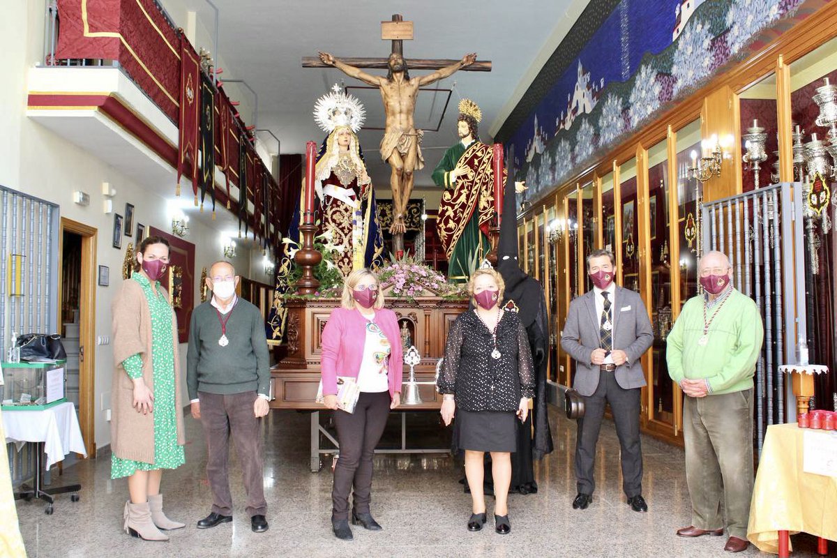 La Hermandad del Yacente tiene a sus Titulares en veneración en su Casa Hermandad. He aprovechado, dada mi conocida devoción a la Virgen del Amor y Soledad, para pedirle salud a todos los vecinos de #Fuengirola. #AnaMula #SemanaSantaDeFuengirola21
