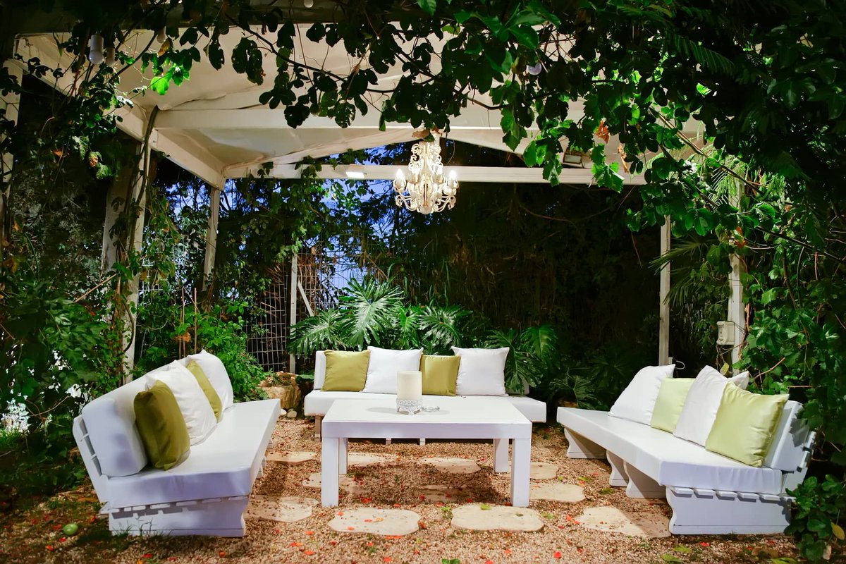 DeniseBeldin's tweet photo. While a trip to a far-off resort is a luxurious splurge, with a handful of design moves, your backyard can become a daily oasis designed just for you. https://t.co/QXP40Fp5jO https://t.co/o4htfi6rEj