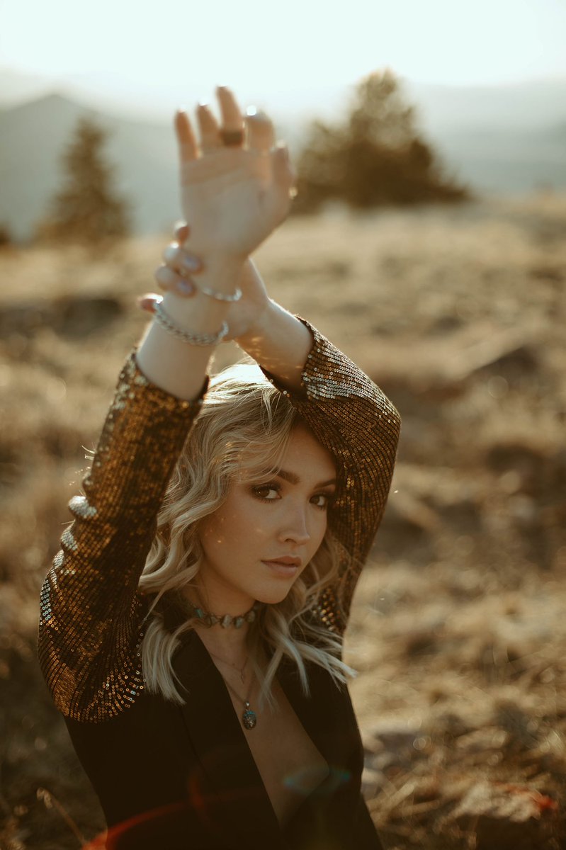 LeeRizzuti's tweet photo. Hey Twitter friends it’s been a minute⏳ @lillymarie171 just out here absolutely doing the most🤎 I highly recommend her for any of your photo needs! https://t.co/W4fyL4HS0N