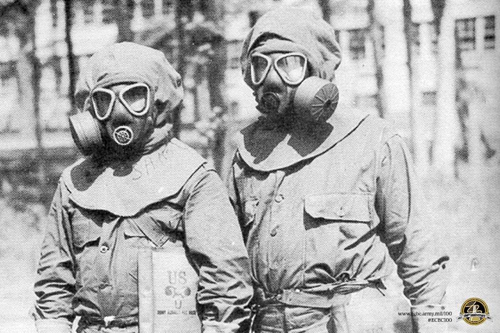 アメリカのE6ガスマスク。これの何がヤバいかって、大戦中にアメリカは冷戦を代表するガスマスクの原型を完成させていること。 
