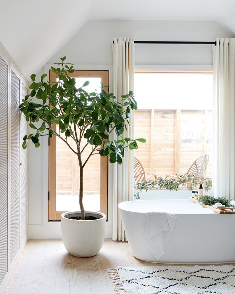 This soothing, clean, and calming Japanese-meets-Scandinavian bathroom is all we want 😍 

📷: <a href="/ateliernomade/">Danièle Kolly</a>