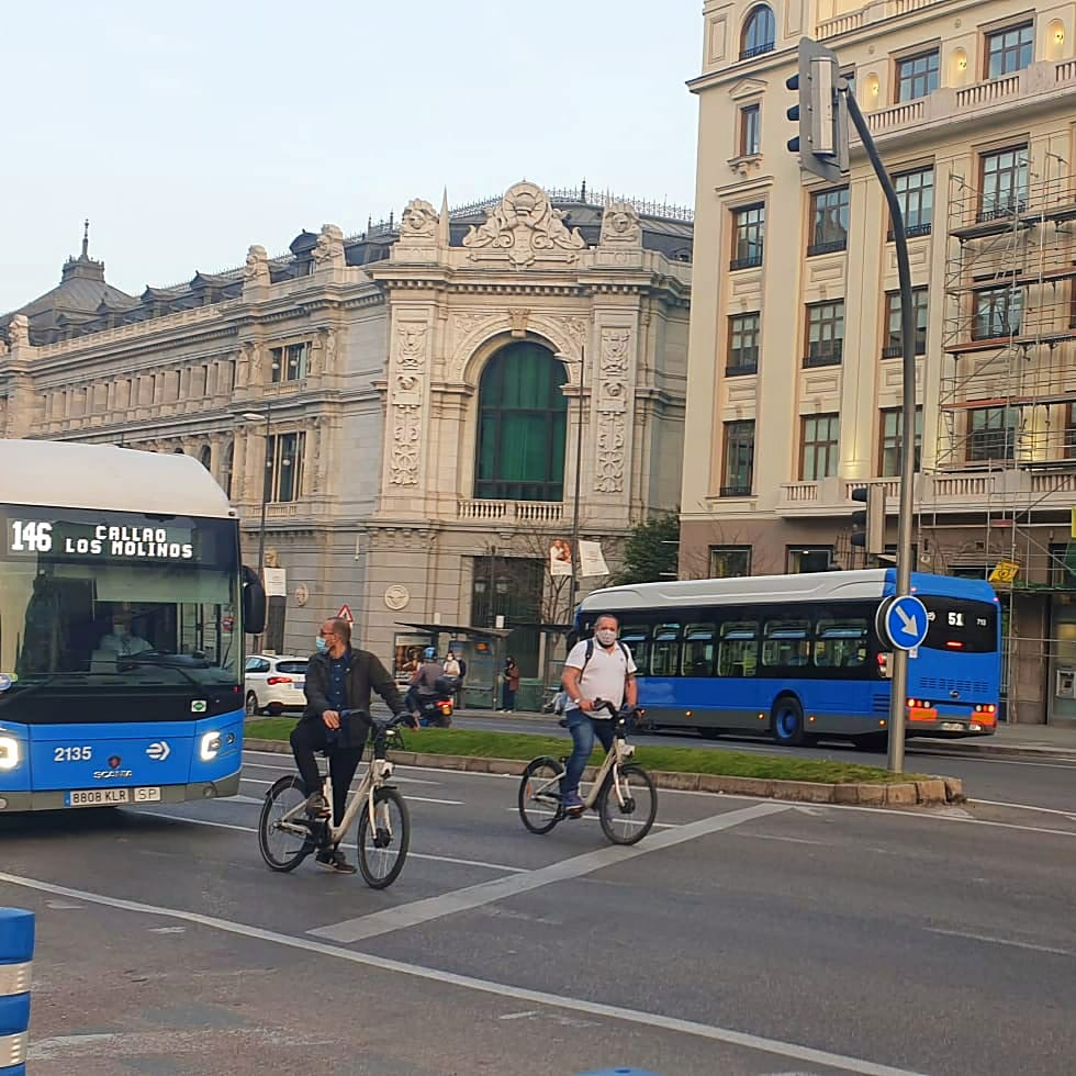 policiademadrid's tweet photo. ¿Circularías con tu coche por encima de la acera para atajar el camino? 
Las bicicletas son vehículos y como tal, deben circular y cumplir las normas de circulación.
#SeguridadVial
#PMM https://t.co/cCENHgiG8G
