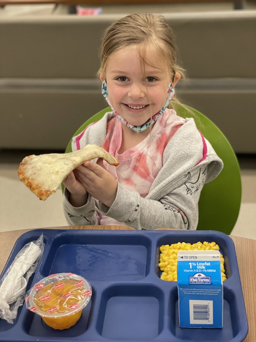 LeeGreenKinder's tweet photo. Pizza day smiles are the best! #rjlyear7 #rjlgreenk https://t.co/gk6Z0crIw4