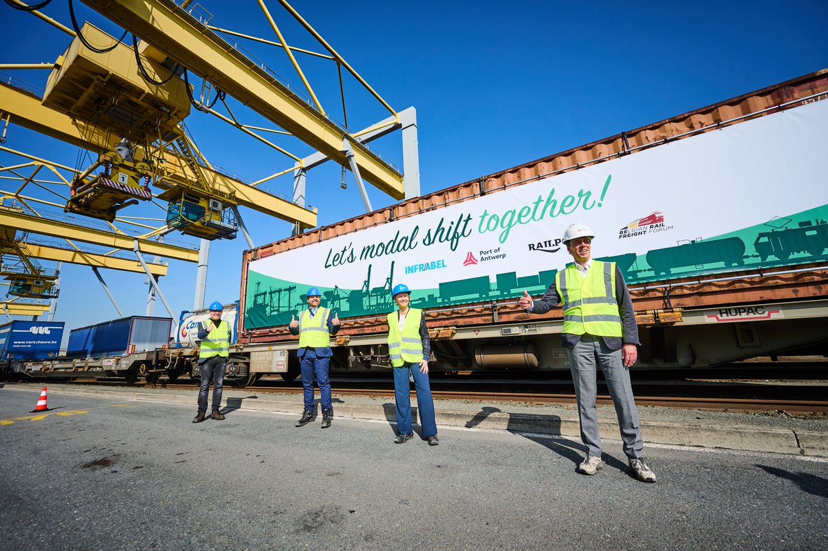 Infrabel_NL's tweet photo. Vandaag stelden we samen met @PortofAntwerp en #Railport onze gemeenschappelijke spoorvisie voor de haven van Antwerpen voor 🚊. Tegen 2030 willen we het aandeel goederen per spoor verdubbelen. Let’s modal shift! Allemaal samen! 👊 https://t.co/ziQpDbEjFw