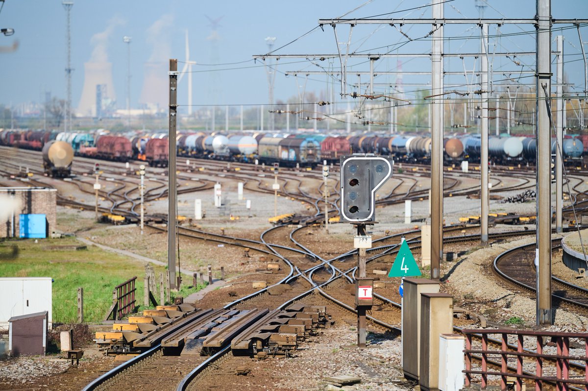Infrabel_NL's tweet photo. Vandaag stelden we samen met @PortofAntwerp en #Railport onze gemeenschappelijke spoorvisie voor de haven van Antwerpen voor 🚊. Tegen 2030 willen we het aandeel goederen per spoor verdubbelen. Let’s modal shift! Allemaal samen! 👊 https://t.co/ziQpDbEjFw