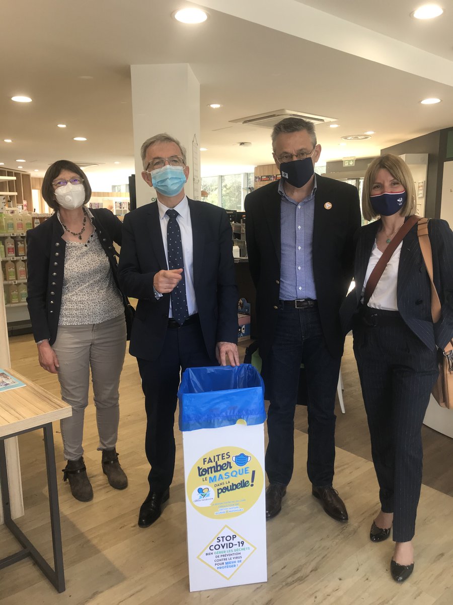 gregory_siraud's tweet photo. Lancement de l'opération "faites tomber le masque" (en Pharmacie #RCVL) en compagnie de mes amis #ambassadup Magali Frontero #happyloop et François-Xavier Crozet @newsrubex avec le concours de @RCValdeLoire ! https://t.co/hsn4mvWEJ9