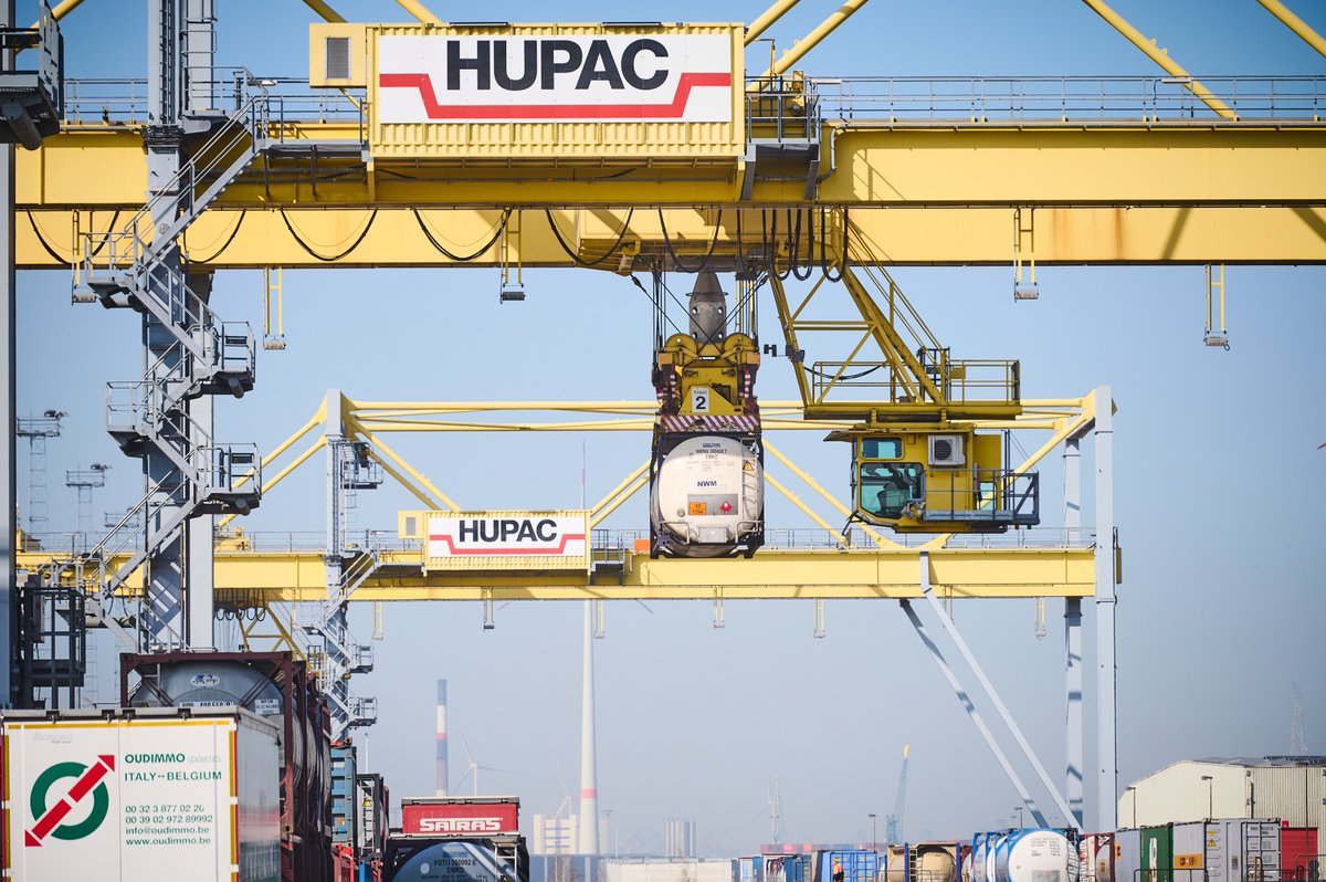 Infrabel_FR's tweet photo. Aujourd’hui, avec @PortofAntwerp et #Railport, nous avons présenté notre vision ferroviaire commune pour le port d'Anvers 🚊. Nous voulons doubler la proportion de marchandises transportées par le rail d'ici 2030. Let’s modal shift! Tous ensemble ! 👊 https://t.co/NDc0Cx1Mlv