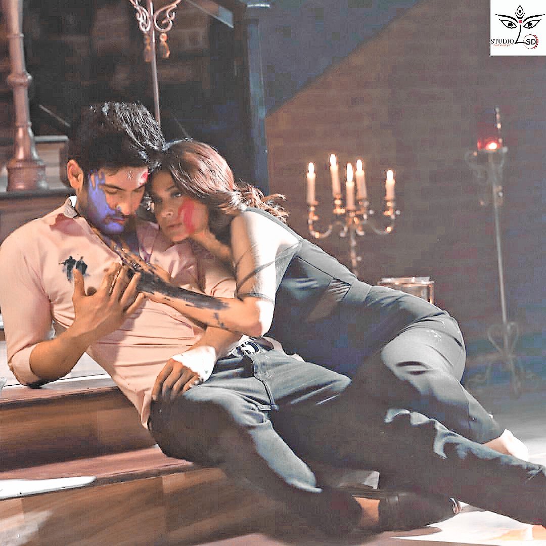 Shreya278's tweet photo. They are so 🔥🔥🔥🔥
🥰🥰😍😍❤️❤️❤️❤️
#MayRa #Beyhadh2 #JenniferWinget #ShivinNarang #ShivJen https://t.co/JbkrjFp40u