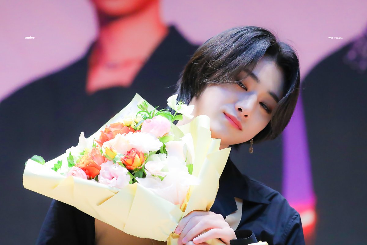 under_yh's tweet photo. 210328 졸업식 때 보다 ��� 많이 받은 것 같아서 기분이 좋다고했던 아강 💐

#유용하 #용하 #yongha #위아이 #WEi https://t.co/SbgiGmusfH