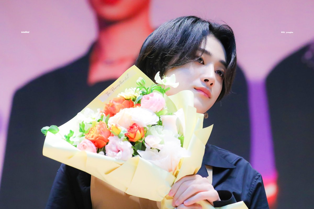 under_yh's tweet photo. 210328 졸업식 때 보다 ��� 많이 받은 것 같아서 기분이 좋다고했던 아강 💐

#유용하 #용하 #yongha #위아이 #WEi https://t.co/SbgiGmusfH