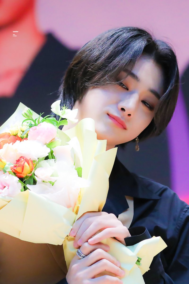 under_yh's tweet photo. 210328 졸업식 때 보다 ��� 많이 받은 것 같아서 기분이 좋다고했던 아강 💐

#유용하 #용하 #yongha #위아이 #WEi https://t.co/SbgiGmusfH