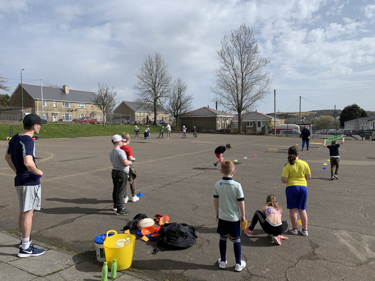 ALSportDev's tweet photo. First Fit and Fed session of Easter at @rhosyfedwen 😁 We absolutely loved being back out. Great to have @SkateAcademyUK back with us too! Lots of smiles on faces and fun had (and yummy food eaten!) The weather was a bonus 🌞 #Partnership #HolidayProvision https://t.co/0GCkn43shD