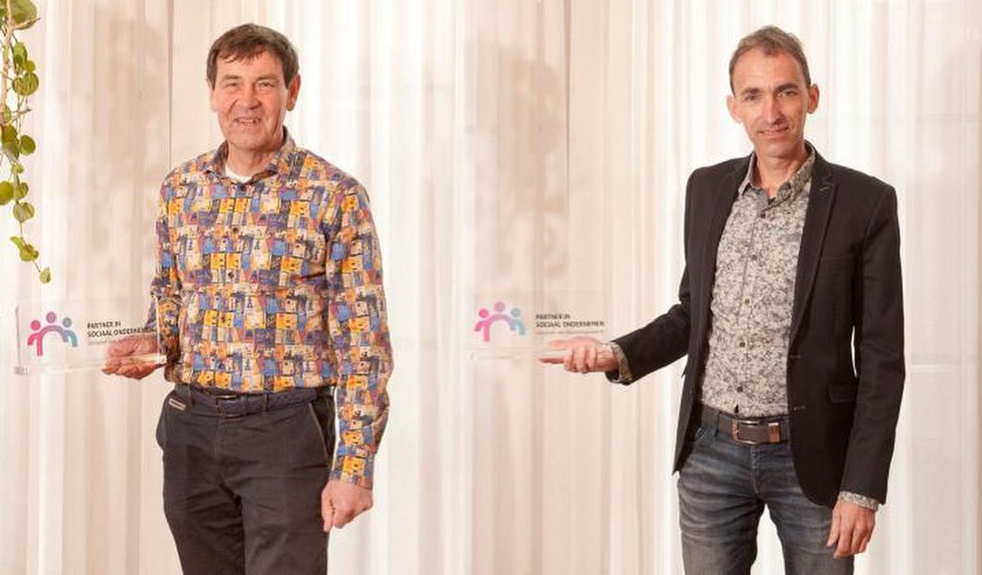 Ondernemers Koos Verkade - Verkade Vlaardingen en Rob van Duijnen - Motexion uit Gemeente Vlaardingen ontvingen het keurmerk ‘Partner in Sociaal Ondernemen’. Met dit keurmerk zijn zij voorloper op het gebied van sociaal ondernemen in de regio. 
 #sociaalondernemen <a href="/Vlaardingen24/">Vlaardingen24</a>