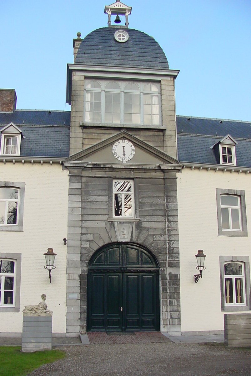 johnkistermann's tweet photo. In 2002-03 werden lessen “#speciaalonderwijs” voorloper #MasterSEN aangeboden vanaf #Kasteel @Vaeshartelt #Maastricht. Lees hier over studenten docenten &n hoe ik met Jeep Ford Explorer een van de 2 gipsen beelden bij ingang kasteel v/d sokkel kiepte
https://t.co/4KcQf38AD1 https://t.co/uT2tMwkzoV