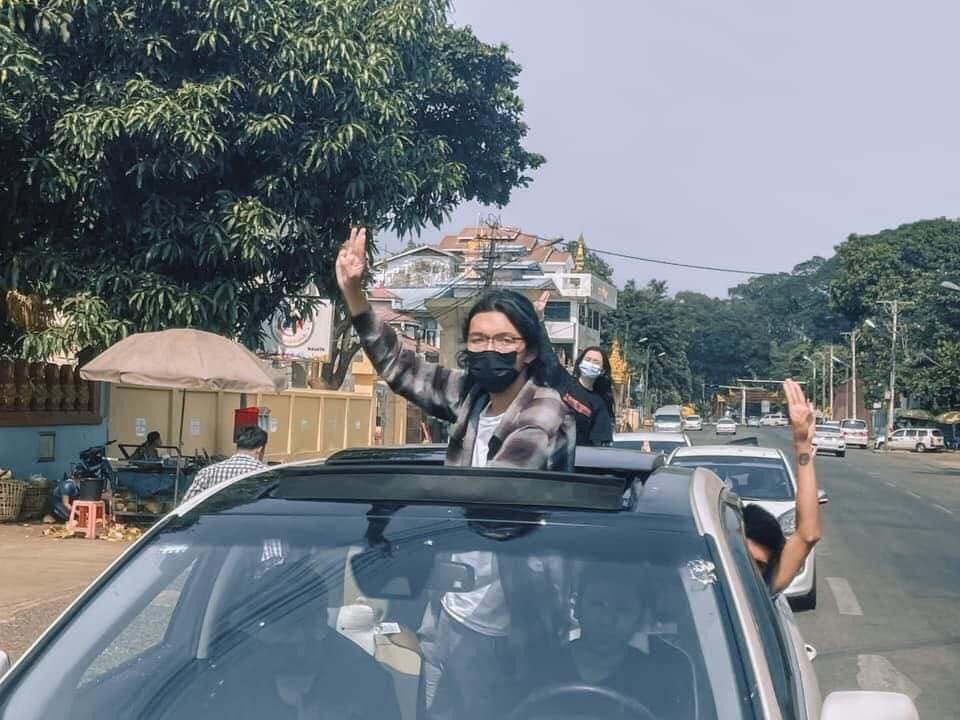 Erk21340766's tweet photo. Images of Car Strike on Roads of Yangon on Mar 31. People hold three-finger salute as they oppose the Junta.

UNSC ACT NOW
#Mar31Coup
#WhatsHappeningInMyanmar https://t.co/FaAiCYMbTu