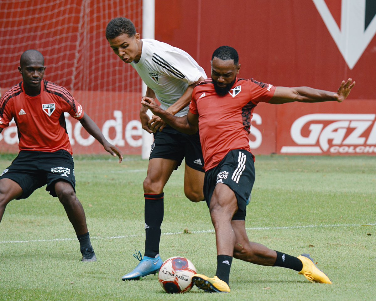 SaoPauloFC's tweet photo. ⚽️ Equipe Sub-17, mais uma vez, foi convocada para treinar com o elenco principal.

#MadeInCotia
#VamosSãoPaulo 🇾🇪 https://t.co/q56PmoYYRY