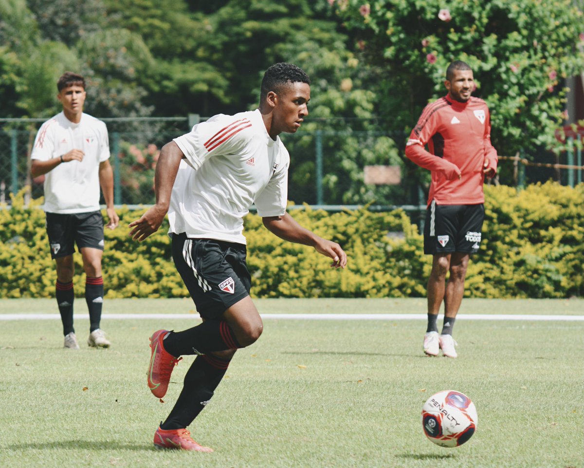 SaoPauloFC's tweet photo. ⚽️ Equipe Sub-17, mais uma vez, foi convocada para treinar com o elenco principal.

#MadeInCotia
#VamosSãoPaulo 🇾🇪 https://t.co/q56PmoYYRY