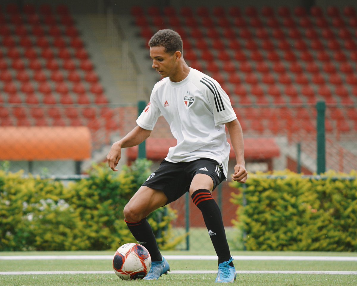 SaoPauloFC's tweet photo. ⚽️ Equipe Sub-17, mais uma vez, foi convocada para treinar com o elenco principal.

#MadeInCotia
#VamosSãoPaulo 🇾🇪 https://t.co/q56PmoYYRY