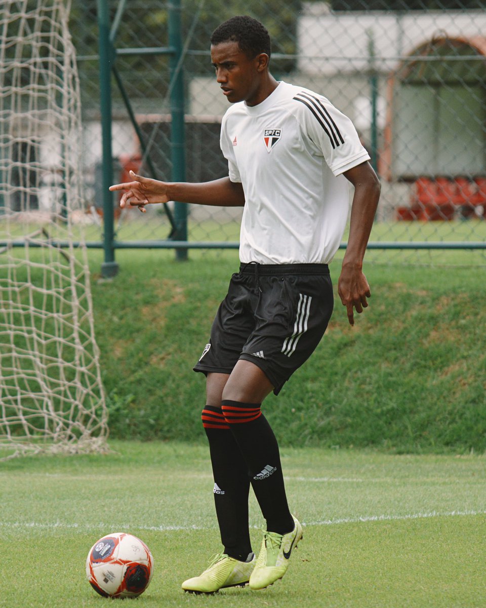 SaoPauloFC's tweet photo. ⚽️ Equipe Sub-17, mais uma vez, foi convocada para treinar com o elenco principal.

#MadeInCotia
#VamosSãoPaulo 🇾🇪 https://t.co/q56PmoYYRY