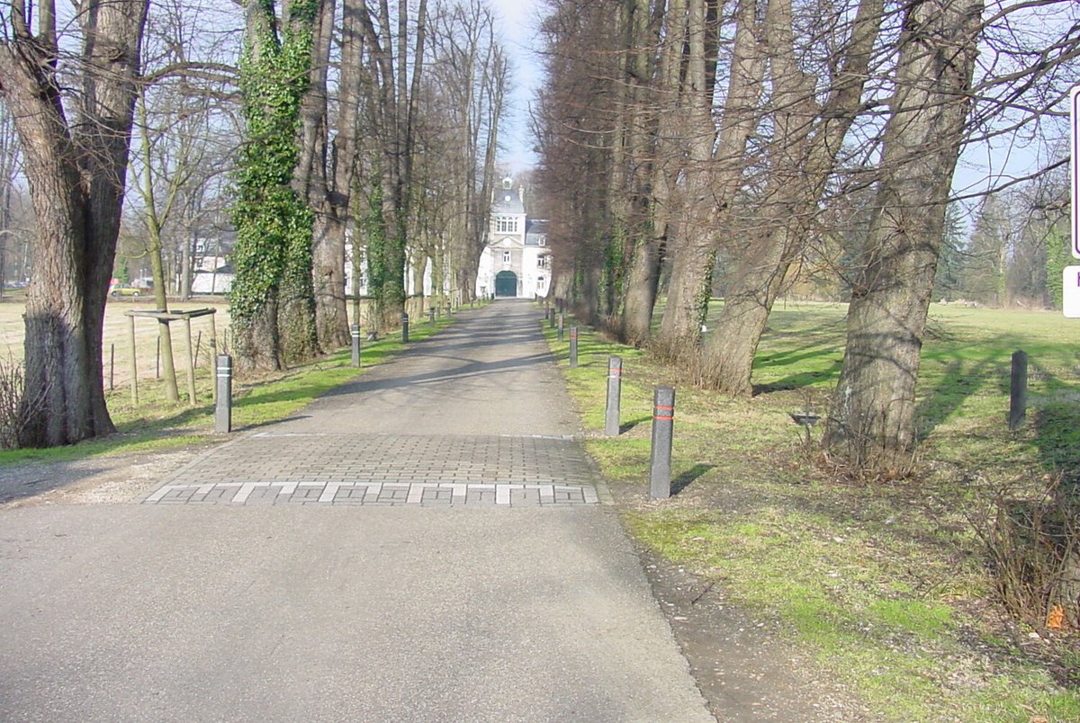 johnkistermann's tweet photo. In 2002-03 werden lessen “#speciaalonderwijs” voorloper #MasterSEN aangeboden vanaf #Kasteel @Vaeshartelt #Maastricht. Lees hier over studenten docenten &n hoe ik met Jeep Ford Explorer een van de 2 gipsen beelden bij ingang kasteel v/d sokkel kiepte
https://t.co/4KcQf38AD1 https://t.co/uT2tMwkzoV
