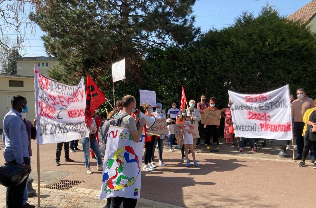 leparisien_95's tweet photo. Villiers-le-Bel : parents et profs du collège Saint-Exupéry mobilisés pour des travaux d’envergure
➡️ https://t.co/DVvenKKfxj https://t.co/3Mp3aaDfds