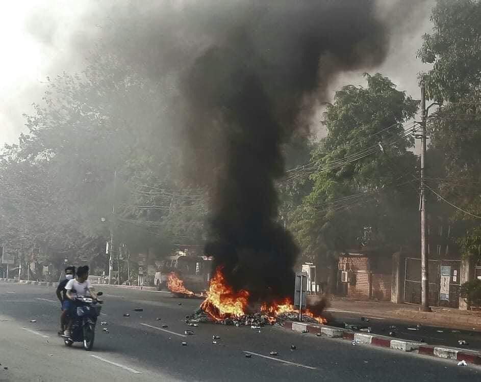 Erk21340766's tweet photo. Scene of Yangon-Insein Road where armed forces burnt barriers built by protesters. At least 5 were abducted this afternoon on Mar 31.

UNSC ACT NOW
#Mar31Coup
#WhatsHappeningInMyanmar

@UN_HRC @USEmbassyBurma @UNinMyanmar @KenRoth @freya_cole @TostevinM https://t.co/eqlXncHq2k