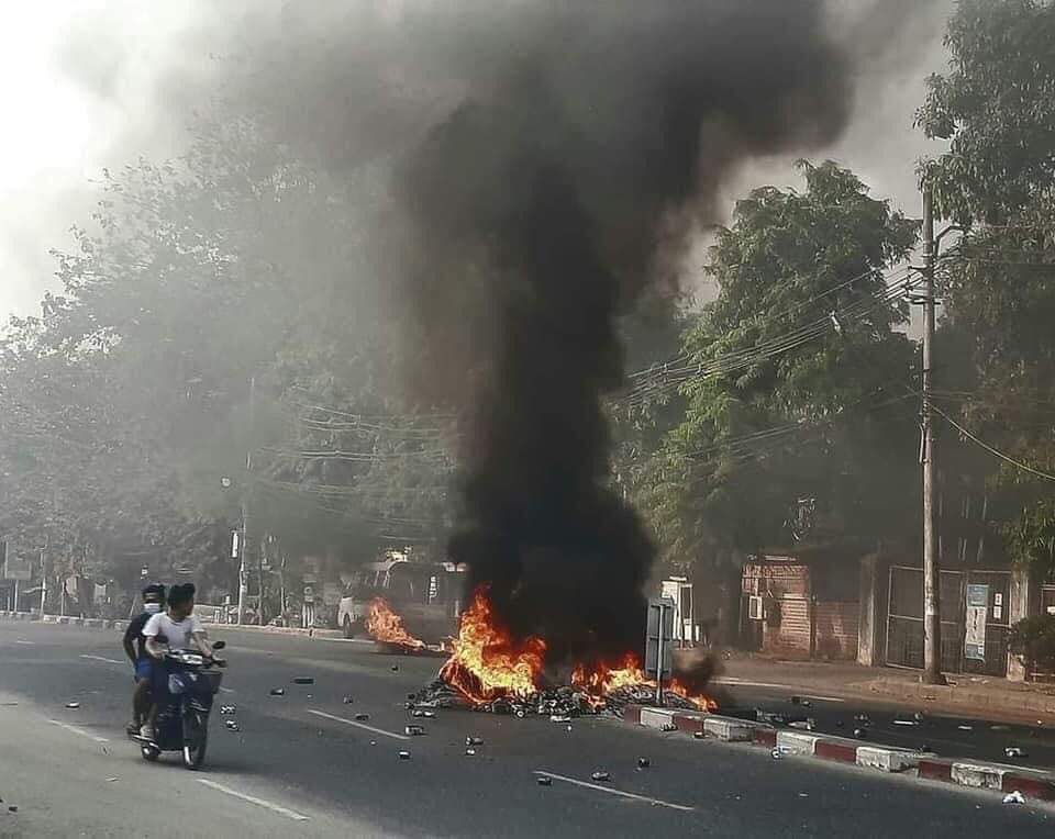 Scene of Yangon-Insein Road where armed forces burnt barriers built by protesters. At least 5 were abducted this afternoon on Mar 31.

UNSC ACT NOW
#Mar31Coup
#WhatsHappeningInMyanmar

<a href="/UN_HRC/">UN Human Rights Council</a> <a href="/USEmbassyBurma/">U.S. Embassy Burma</a> <a href="/UNinMyanmar/">United Nations in Myanmar</a> <a href="/KenRoth/">Kenneth Roth</a> <a href="/freya_cole/">Freya Cole</a> <a href="/TostevinM/">Matthew Tostevin</a>