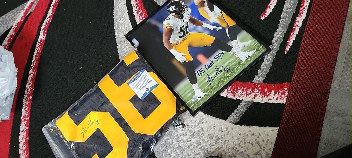 WayneCarney17's tweet image. I'm one happy Steelers fan right now. thank you so much @TotalSportsEnt for my bomb ass mystery jersey that goes so well with his signed NFL debut picture. To me @highsmith34 is a great talent and one bad MF on the field!  @SHighsmithClan @SteeIerNation @steelers #AlexHighsmith