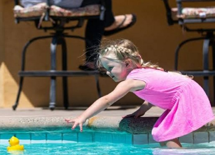 FounderRDF_SA's tweet photo. During the upcoming #Easter2021 weekend we ask caregivers &amp; parents to be especially vigil. Never leave a child alone in or near water. Not even for a few seconds. Drowning is quick &amp; silent. Please watch your children at all times
#RDFSA #stopdrowning #keepkidssafe #watersafety https://t.co/lJV5UBvDRO