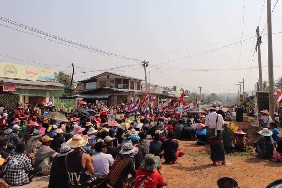 Erk21340766's tweet photo. Thousand of residents in Kayah state march against Dictatorship this morning on Mar 31 continue despite bloody crackdown.

UNSC ACT NOW
#Mar31Coup
#WhatsHappeningInMyanmar

@USEmbassyBurma @UN_HRC @UNinMyanmar @freya_cole @KenRoth @TostevinM https://t.co/veyavJQZmZ