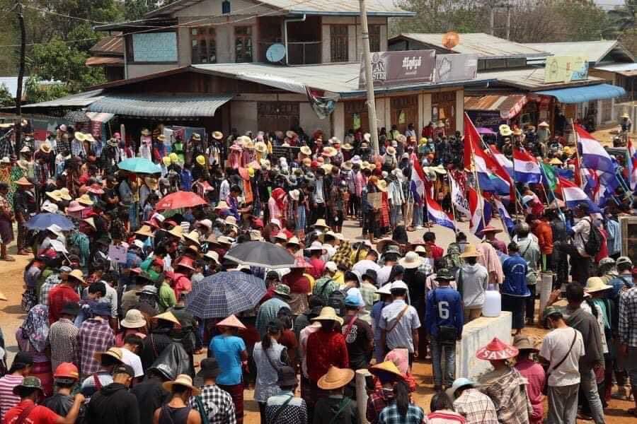 Erk21340766's tweet photo. Thousand of residents in Kayah state march against Dictatorship this morning on Mar 31 continue despite bloody crackdown.

UNSC ACT NOW
#Mar31Coup
#WhatsHappeningInMyanmar

@USEmbassyBurma @UN_HRC @UNinMyanmar @freya_cole @KenRoth @TostevinM https://t.co/veyavJQZmZ