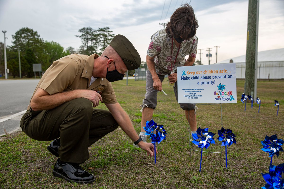 MCASNewRiver's tweet photo. Pinwheel Planting for Child Abuse Prevention Month
Members of MCAS New River planted pinwheels to raise awareness of Child Abuse Prevention Month and help prevent future child abuse.
#AllInToEndChildAbuse #MilitaryOneSource #ChildAbusePreventionMonth #PinwheelsForPrevention https://t.co/Gnf9ZFrdpp