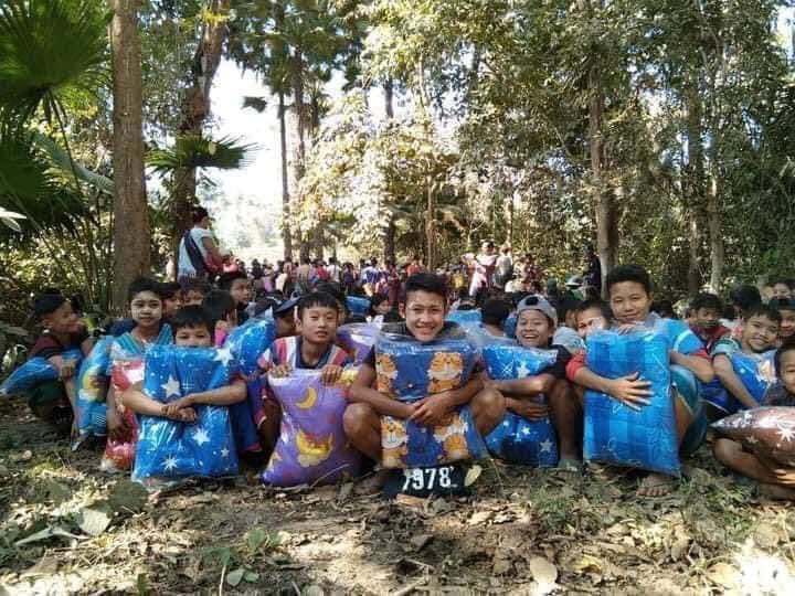 Erk21340766's tweet photo. Kids, refugees, staying in forest to escape from Tamadaw Airstrikes n lethal weapons. No matter how hard the situation is, they keep smiling while receiving pillows from donors.

UNSC ACT NOW
#Mar31Coup
#WhatsHappeningInMyanmar

@USEmbassyBurma @UN_HRC @UNinMyanmar https://t.co/hpEHY7AJeJ