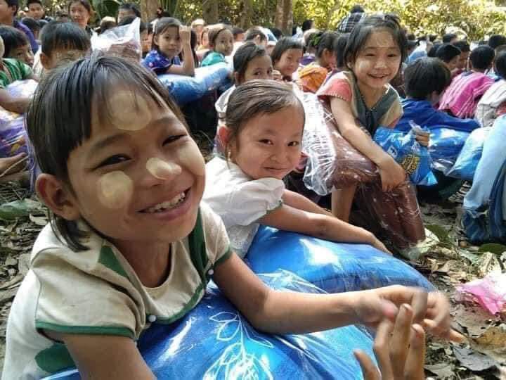 Erk21340766's tweet photo. Kids, refugees, staying in forest to escape from Tamadaw Airstrikes n lethal weapons. No matter how hard the situation is, they keep smiling while receiving pillows from donors.

UNSC ACT NOW
#Mar31Coup
#WhatsHappeningInMyanmar

@USEmbassyBurma @UN_HRC @UNinMyanmar https://t.co/hpEHY7AJeJ