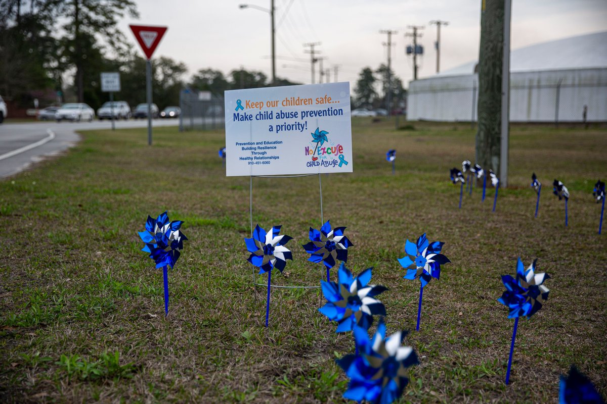 MCASNewRiver's tweet photo. Pinwheel Planting for Child Abuse Prevention Month
Members of MCAS New River planted pinwheels to raise awareness of Child Abuse Prevention Month and help prevent future child abuse.
#AllInToEndChildAbuse #MilitaryOneSource #ChildAbusePreventionMonth #PinwheelsForPrevention https://t.co/Gnf9ZFrdpp