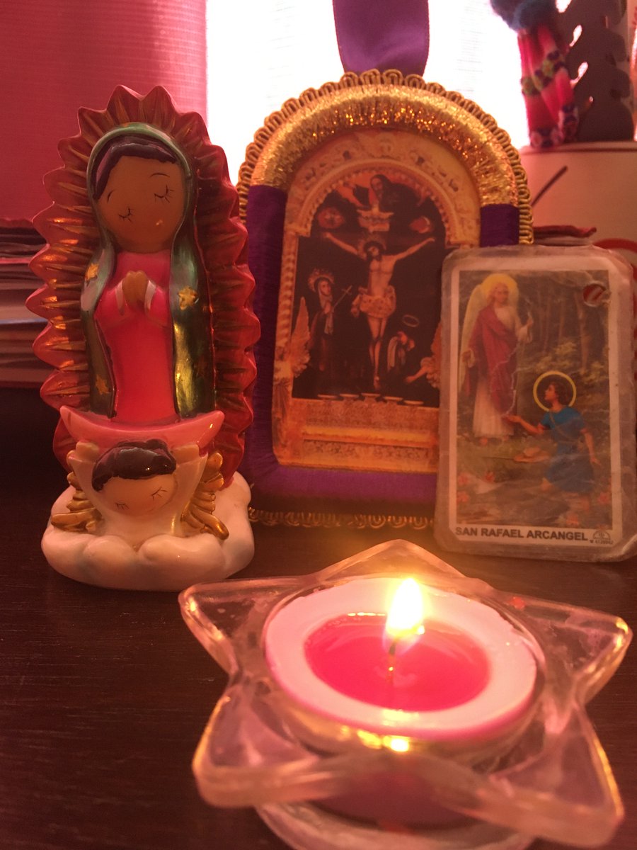 TantumVerde3's tweet photo. En mi delirio por el virus, todo a mi alrededor era como pedacitos de sueños, pequeñas irrealidades. Pero a ti sí te recuerdo bien. LLegaste con ojos preocupados, pero voz firme. Con ese cansancio q sólo los q conviven con la muerte lo conocen. 
Dr. Sergio, sobrevive! t lo ruego. https://t.co/18RLz1BqJh
